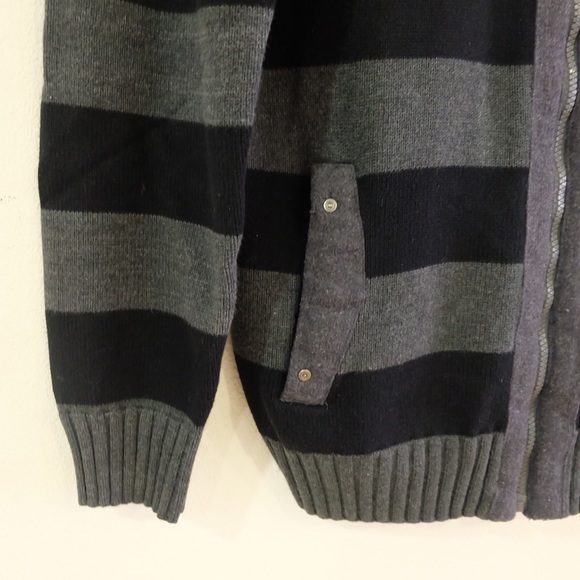 SOLD🚫 Forever 21 Men Zip Up Sweater - Picture 6 of 8